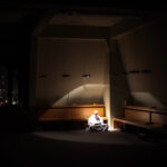 Samotny, czytający w kaplicy