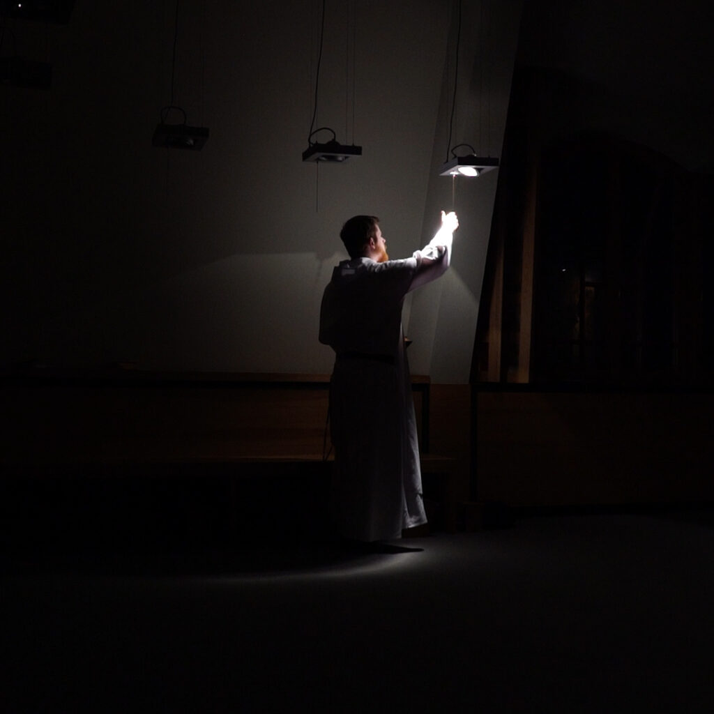 Zakonnik świeci światła